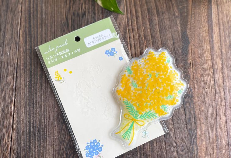 凍らせてから取り出したつぶつぶ保冷剤 ミモザ型