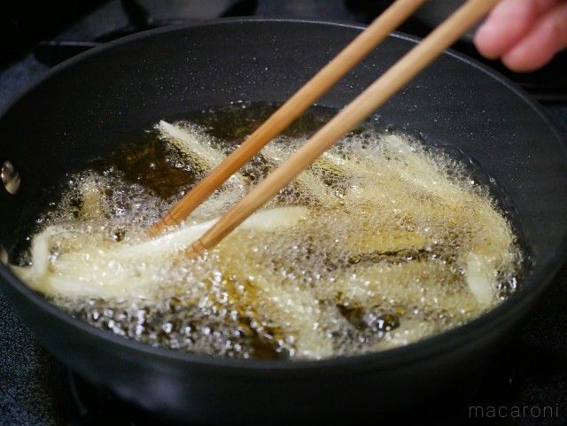 ポテトフライ揚げてる