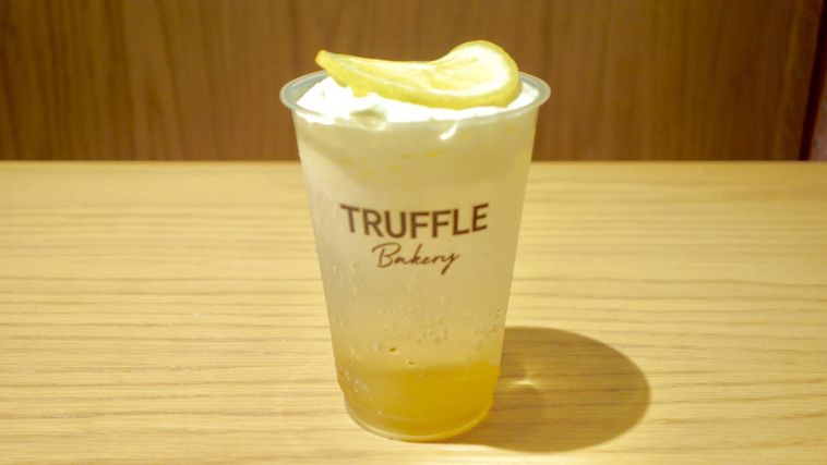 八ヶ岳天然水のレモンチーズクリームソーダがテーブルに置かれている