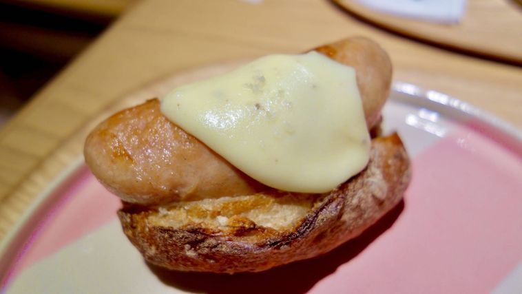 白トリュフのホットドッグがお皿に置かれている