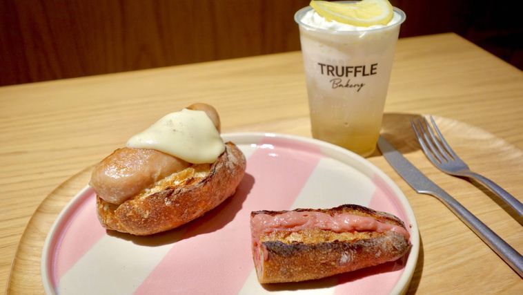 白トリュフのホットドッグとルバーブ・ルージュ、八ヶ岳天然水のレモンチーズクリームソーダが置かれている