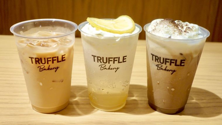 八ヶ岳ブレンドチャイ八ヶ岳天然水のレモンチーズクリームソーダほうじ茶ラテがテーブルに置かれている