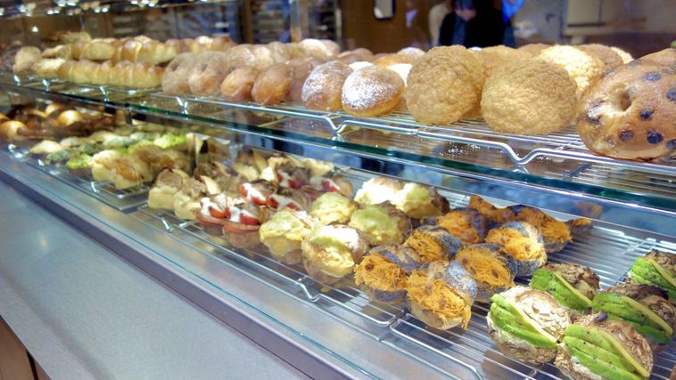 TruffleBAKERYルミネ新宿店のパンが並ぶショーケース