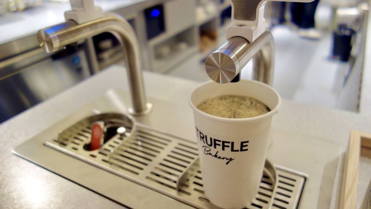 コーヒーマシーンから天然水コーヒーが注がれている