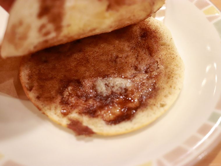 焼きシナモンフォッカチオを開いて中のシナモンとバターを見せている様子