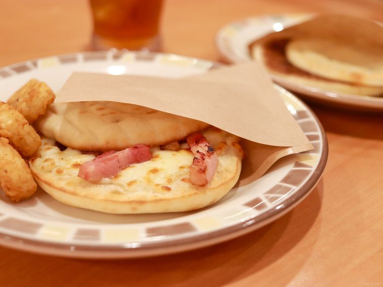 サイゼリヤ大島ピーコック前店のモーニングメニューのフォッカチオとパニーニ、ドリンクをテーブルに並べている