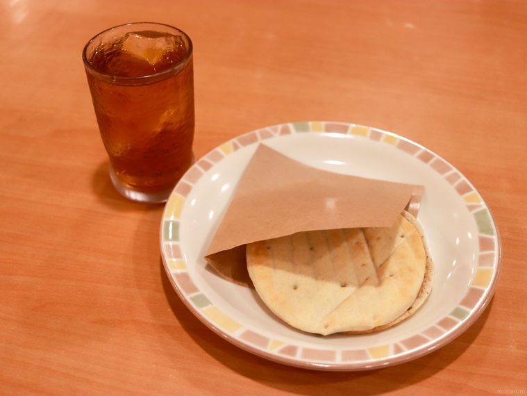 木製のテーブルの上に焼きシナモンフォッカチオ コンビが置いてある