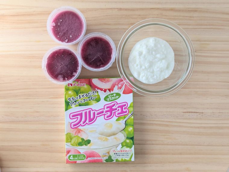フルーチェピーチマスカット味、ヨーグルト、冷凍ぶどうゼリーを並べた夏のひんやりデザート材料