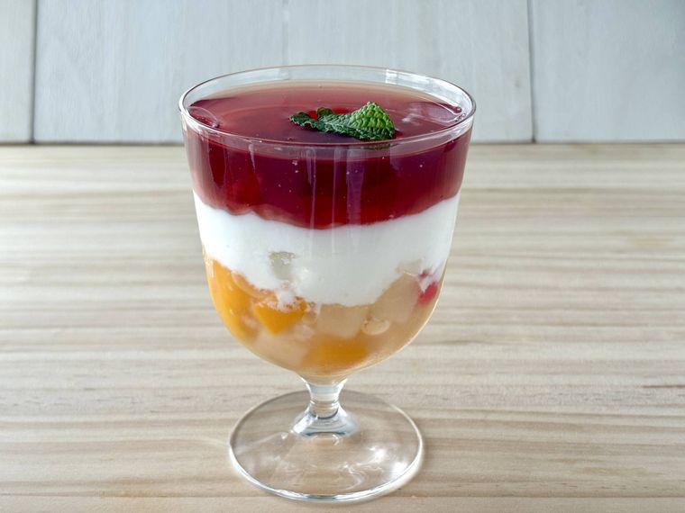 フルーチェとヨーグルト、フルーツを層に重ねたグラスデザート