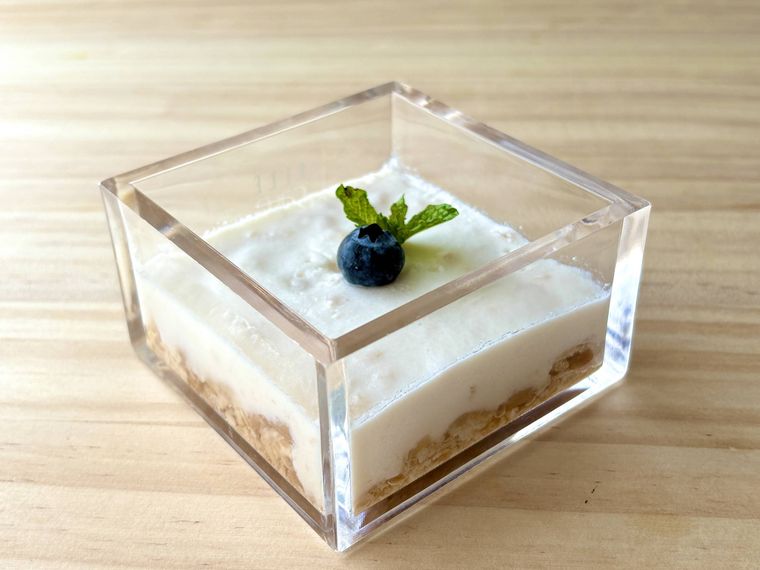 ブルーベリーとミントをトッピングした透明な容器に入ったフルーチェとヨーグルトのレアチーズ風デザート