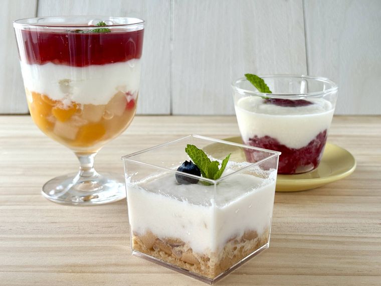 ヨーグルトとフルーチェを使った簡単デザート3種ビスケットベース、フルーツミックス、ゼリーパフェの盛り付け