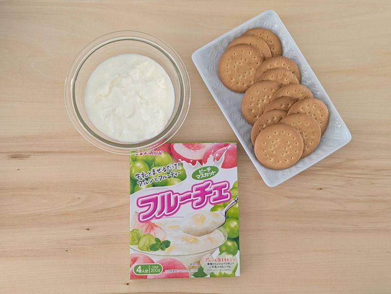 ピーチマスカット味のフルーチェとプレーンヨーグルト、ビスケットの材料を並べた様子