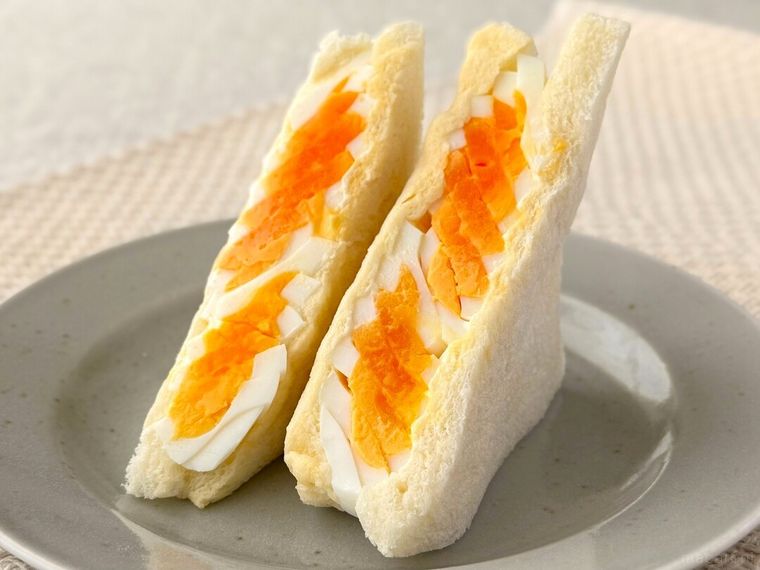 パッケージから取り出した「半熟ゆで卵まるごと2.5個サンド」