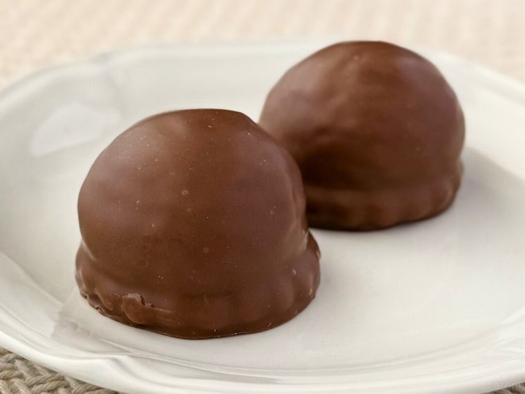 ミルカ「メロケーキ」が白皿に盛り付けられている様子