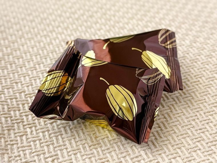 個包装に入ったドバイチョコレートが置かれている様子