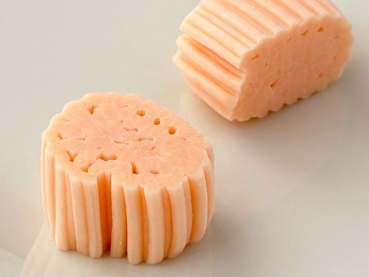 白皿にのったまるでホタテグミ 白桃