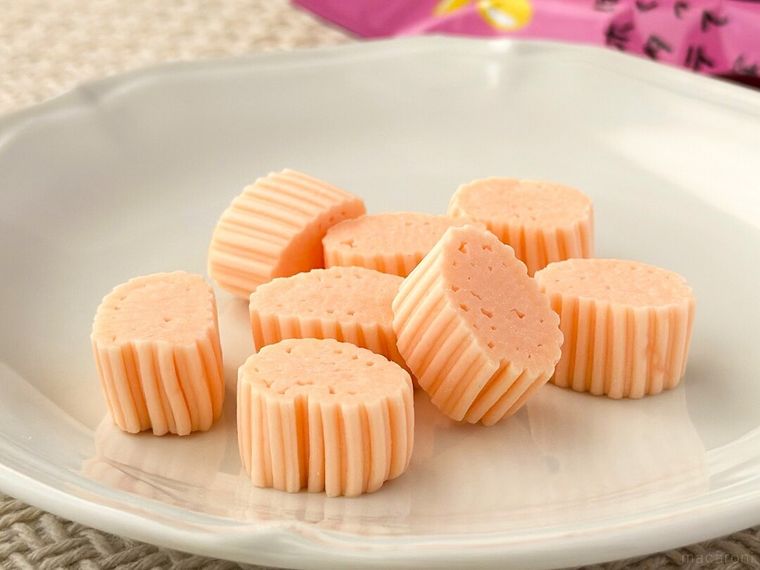 まるでホタテグミ 白桃とパッケージが並んでいる様子