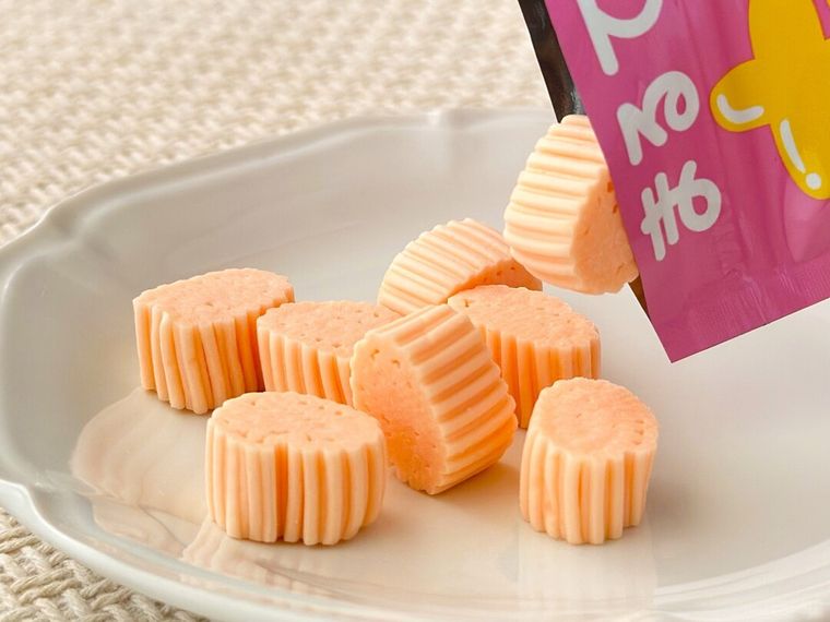 まるでホタテグミ 白桃をパッケージから取り出している様子