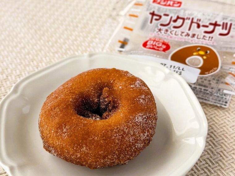 フジパンの「ヤングドーナツ大きくしてみました！！」と袋が並んでいる様子