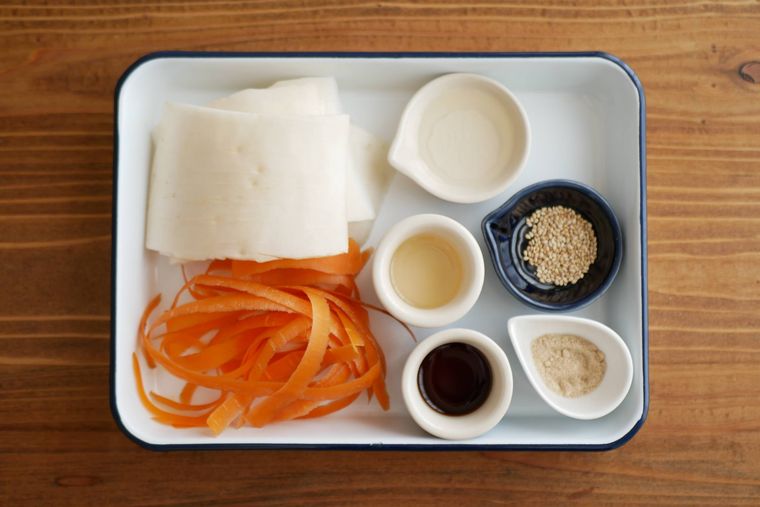 琺瑯バットの上に野菜の皮のきんぴらの材料が並んでいる