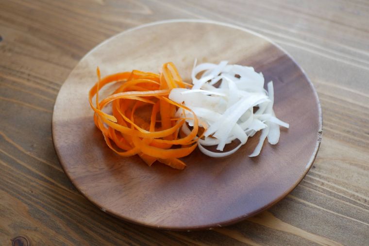 木製の器に盛られた野菜の皮