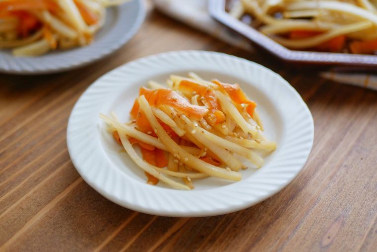 白い小皿に盛られた野菜の皮のきんぴら