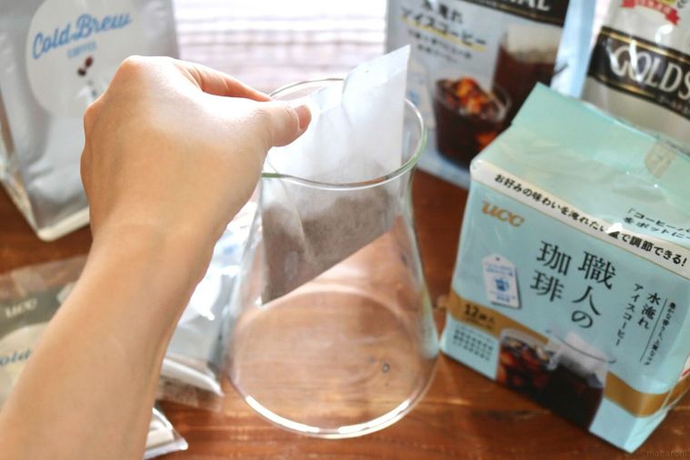 ボトルにパックを入れている様子