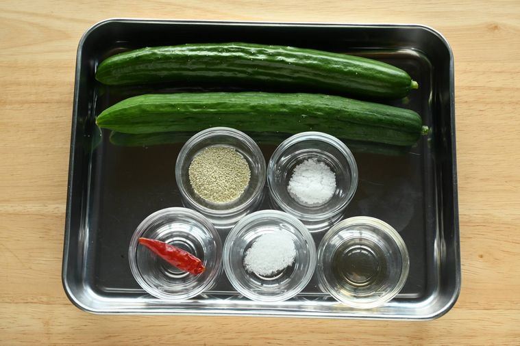 調理用バットに並べられたきゅうりの浅漬けの材料