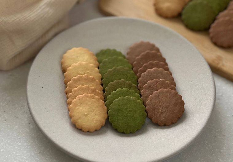 皿に並べられた3種類の米粉クッキー