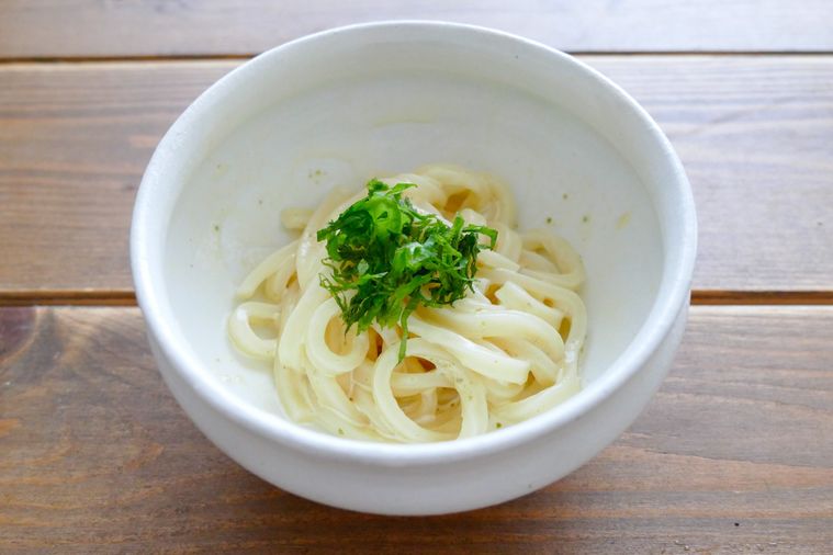 千切り大葉をトッピングしたマヨわさびうどん