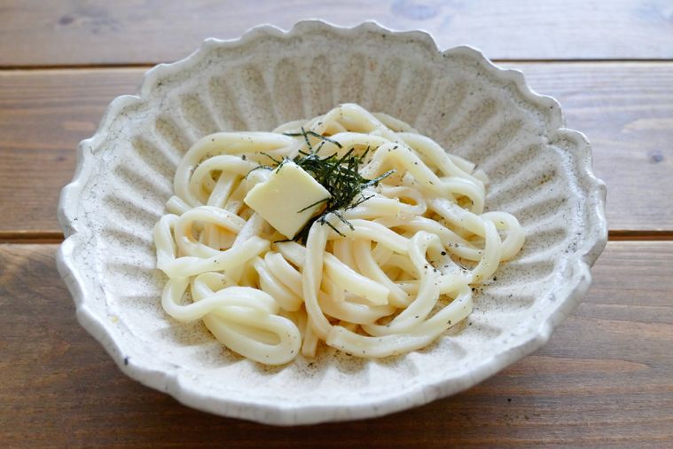 刻み海苔をトッピングしたしょうゆバターうどん