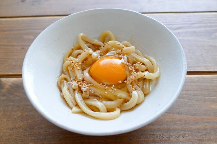 生卵と白いりごまをトッピングした油そば風うどん