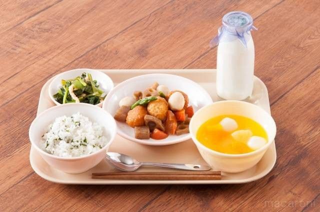 わかめごはん、牛乳、鶏肉と里芋の煮物、ほうれん草のごまあえ、フルーツ白玉の給食