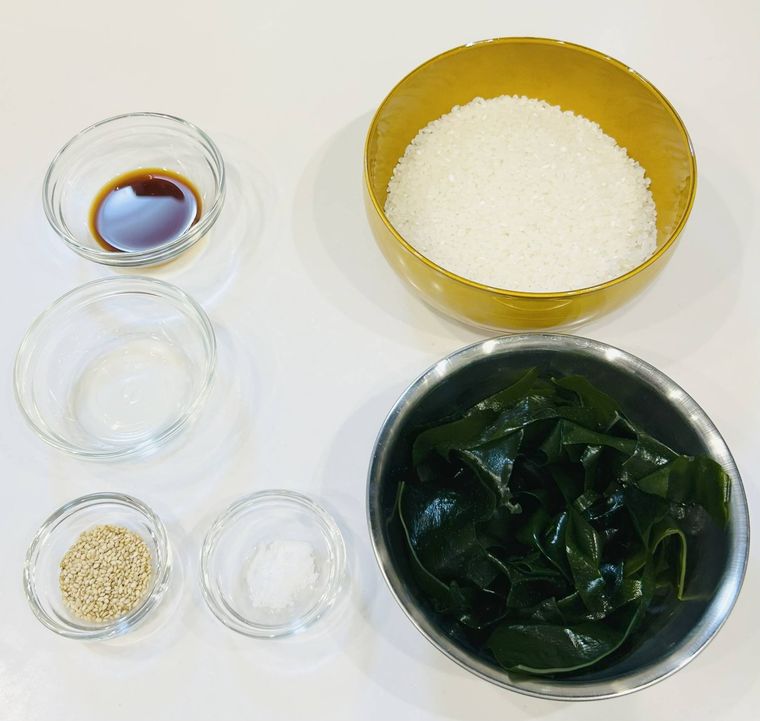 米、わかめ、白いりごま、塩、しょうゆがそれぞれ器に入っている