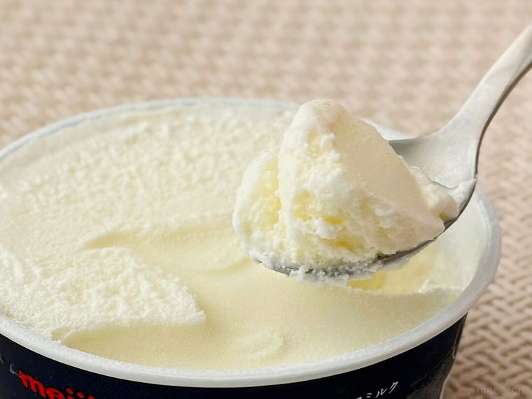 明治Dear Milkスプーンですくっている様子