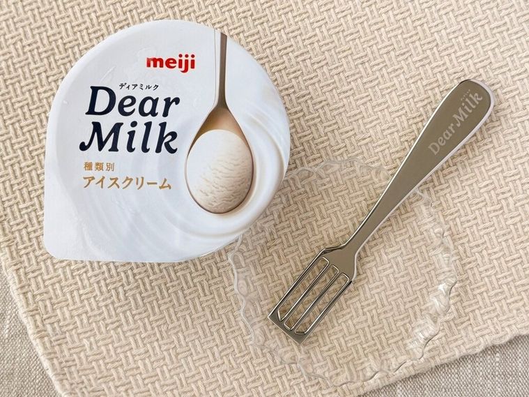 アイスとスプーンが並んでいる様子