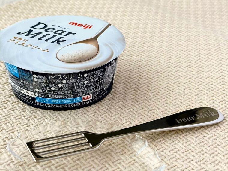 テーブルに置かれたアイスとスプーン