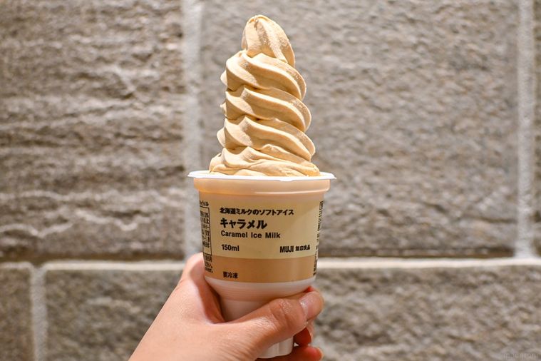 ソフトクリームを持っているところ
