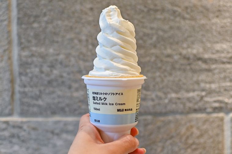 ソフトクリームを持っているところ