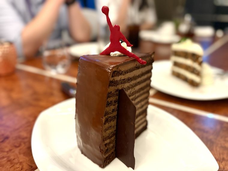 マイケル・ジョーダンのロゴがあしらわれたチョコレートケーキ