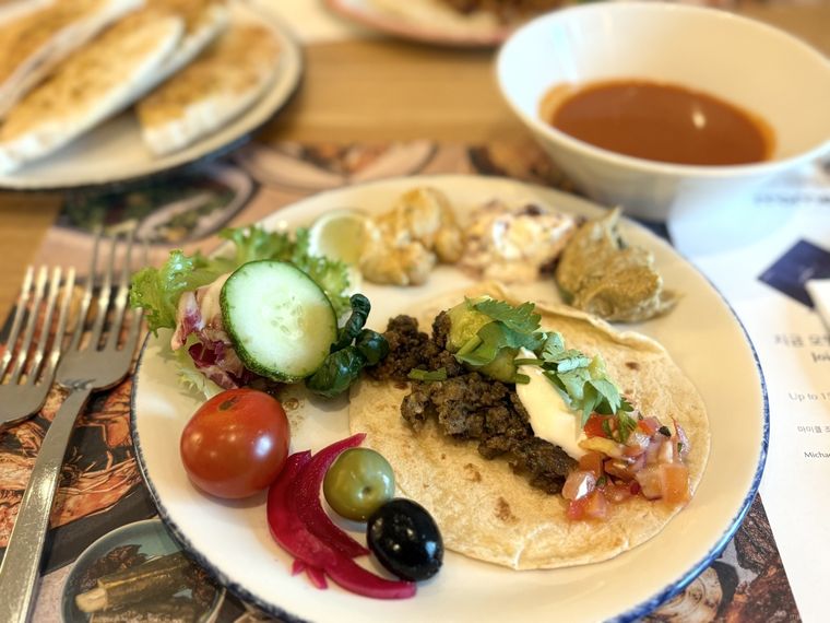 ガーデンファーム カフェの新鮮野菜で食べるタコス
