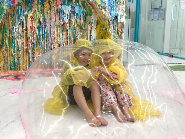 スライムに覆われた子どもたち