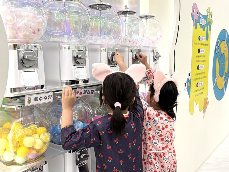 ガチャガチャを回す子どもたち