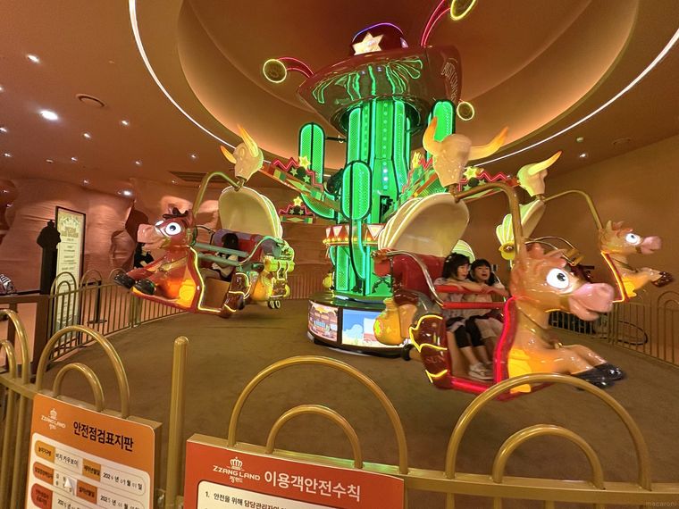 インスパイアのZZANG LANDのライドに乗って楽しむ子どもたち