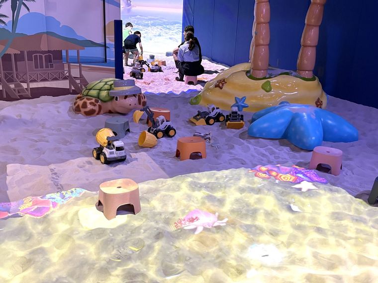 砂場エリアで遊ぶ家族