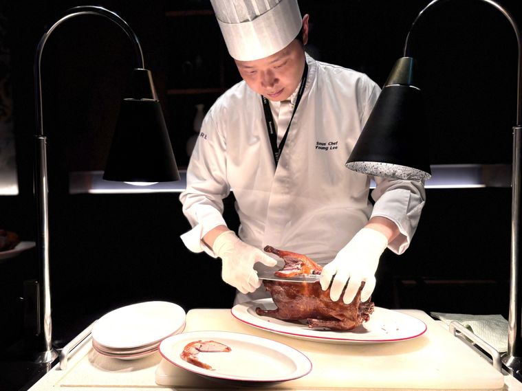 ホンパン紅盤で提供する北京ダックをシェフが捌いている様子