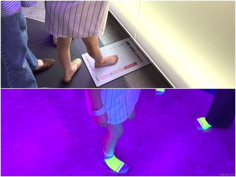 足のサイズを測り、専用の滑り止め靴下を履いている子ども