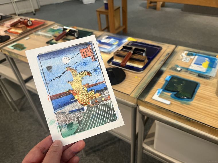 浮世絵の摺りを疑似体験している様子