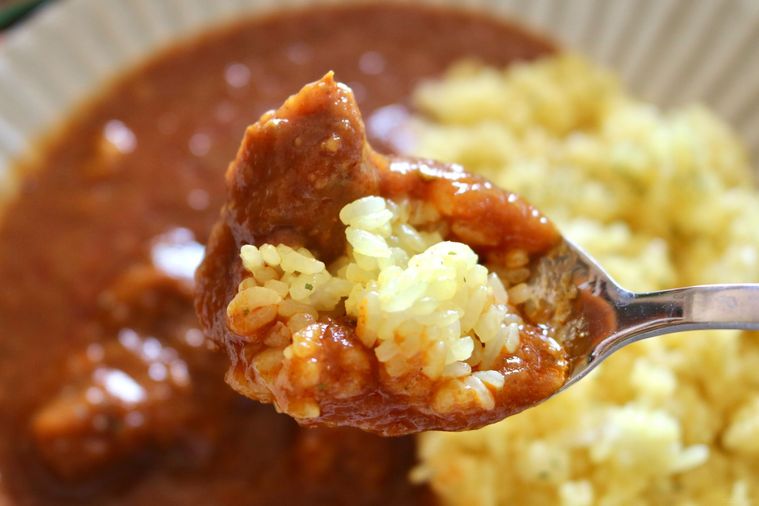 スプーンですくっているカレー
