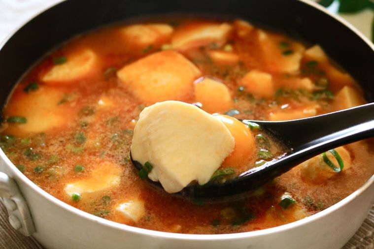 豆腐と卵をすくっている